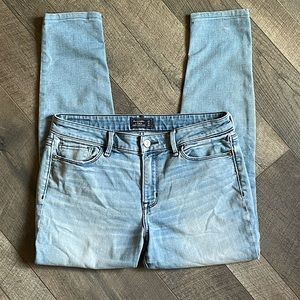 Women’s Abercrombie & Fitch, “Harper Super Skinny” Light-Wash, Jeans. Size 4/27.